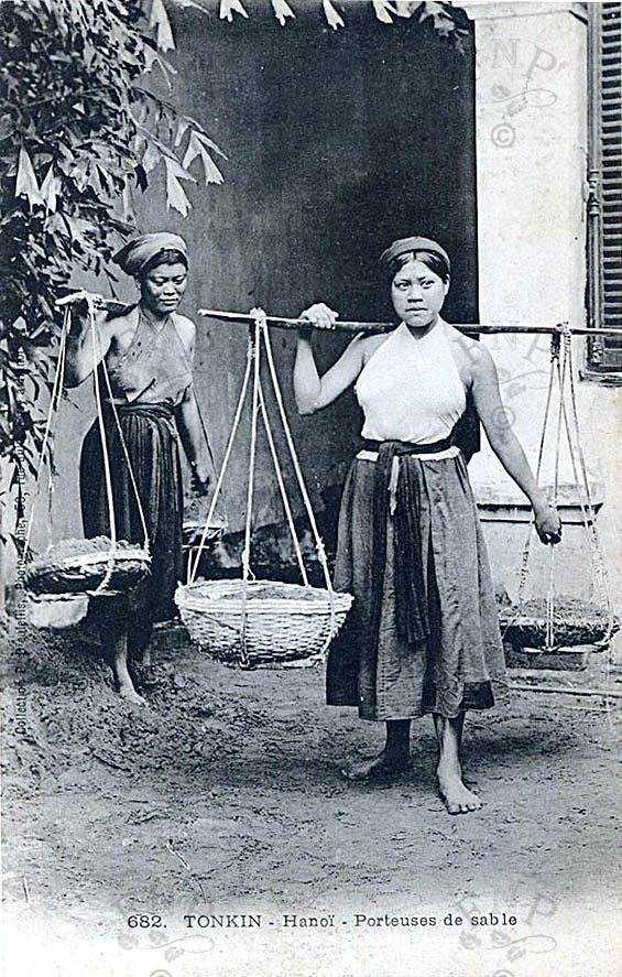 Phụ nữ gánh cát ở Hà Nội.